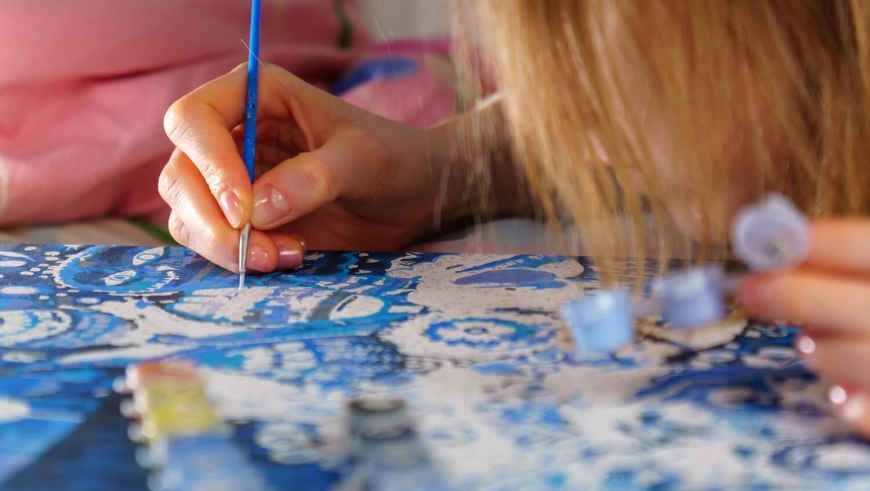 Šeimos pramogos su tapyba pagal skaičius: Kūrybinė kelionė įvairaus amžiaus žmonėms